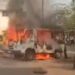 प्रवासी वाहतूक करणाऱ्या व्हॅनला अचानक लागली आग