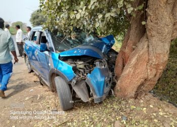 टायर फुटून कार झाडावर आदळली ;  चार जण गंभीर जखमी