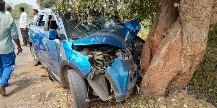 टायर फुटून कार झाडावर आदळली ;  चार जण गंभीर जखमी