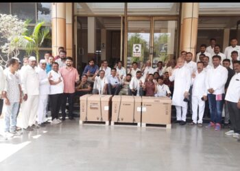 जि.प समाज कल्याण विभागाच्या ५ टक्के सेस निधीतून अपंगांना माजी आ. चंद्रकांत रघुवंशी यांच्या हस्ते झेरॉक्स मशीनचे वाटप