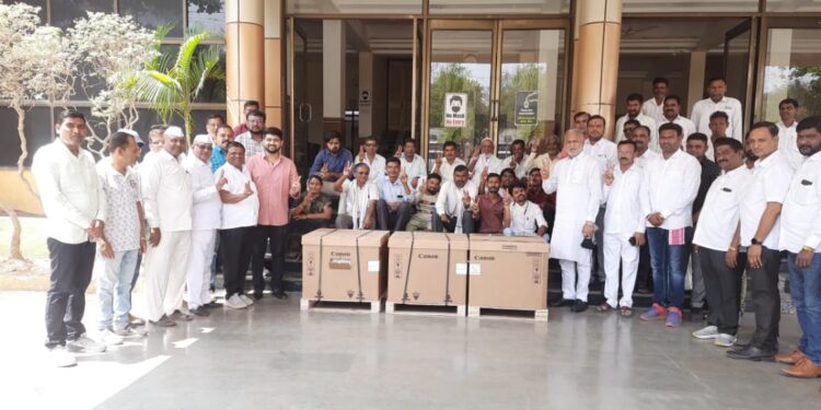 जि.प समाज कल्याण विभागाच्या ५ टक्के सेस निधीतून अपंगांना माजी आ. चंद्रकांत रघुवंशी यांच्या हस्ते झेरॉक्स मशीनचे वाटप