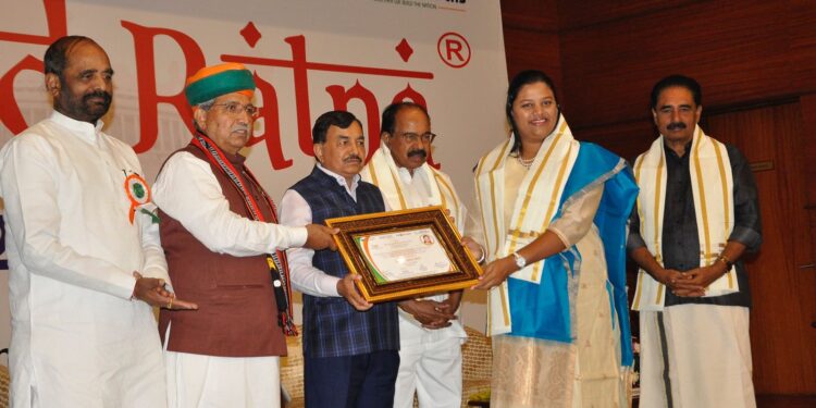 नवीदिल्ली येथे खा.डॉ.हीना गावित यांना मान्यवरांच्या हस्ते सहाव्यांदा संसदरत्न पुरस्कार प्रदान