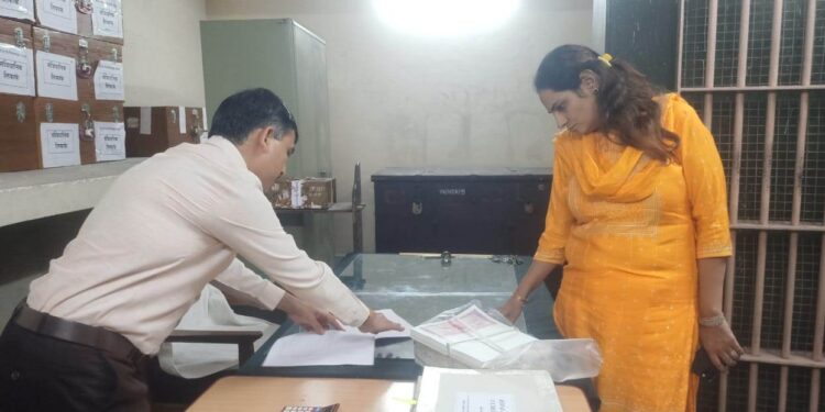 जिल्हाधिकारी मनीषा खत्री यांनी केली कोषागार कार्यालयाची वार्षिंक तपासणी