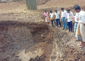 अहो आश्चर्य : कोरड्या नाल्यातून पाझरु लागला झरा