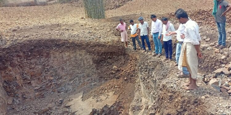 अहो आश्चर्य : कोरड्या नाल्यातून पाझरु लागला झरा