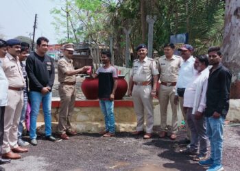 अक्कलकुवा पोलिसांनी पोलीस स्टेशनच्या आवारात  लावली पाणपोई