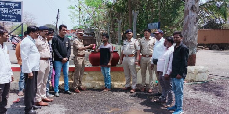 अक्कलकुवा पोलिसांनी पोलीस स्टेशनच्या आवारात  लावली पाणपोई