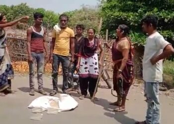 दारूबंदीसाठी बचतगटातील महिला व युवकांनी हातात लाट्या काठ्या घेत गावपाड्यामधील हातभट्टीची दारू केली नष्ट