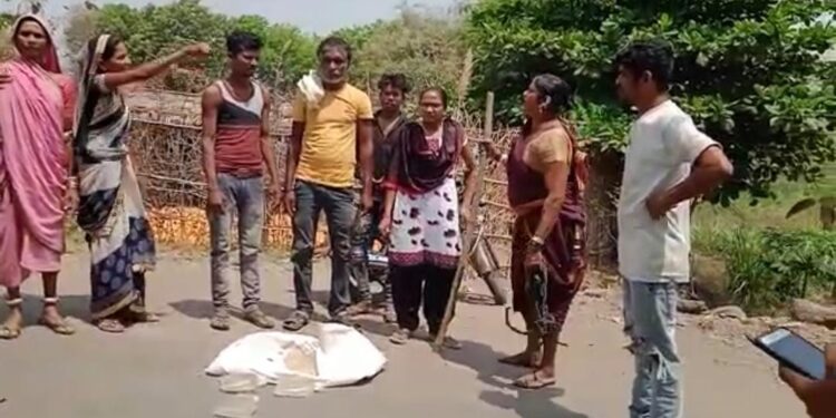 दारूबंदीसाठी बचतगटातील महिला व युवकांनी हातात लाट्या काठ्या घेत गावपाड्यामधील हातभट्टीची दारू केली नष्ट