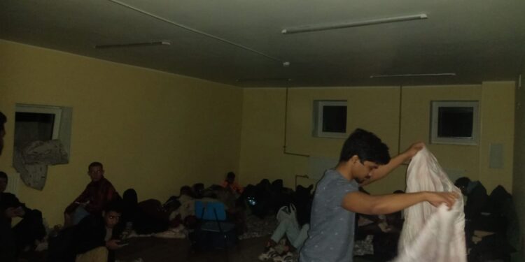 जो डर गया समजो मर गया म्हणत वडिलांनी दिलेल्या धीरामुळे युवकाने थेट युक्रेनमधील युध्दाच्या परिस्थीत भारतीय विद्यार्थ्यांसाठी तयार करीत आहे जेवण