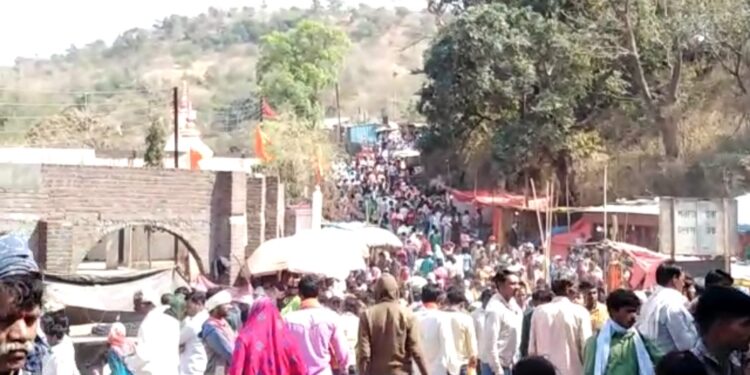 तोरणमाळ येथे भगवान गोरक्षनाथांच्या मंदिरात हजारो भाविकांनी घेतले दर्शन