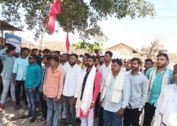 चिपलीपाडा येथे भिलिस्थान लायनसेनेचा मान्यवरांच्या उपस्थितीत फलक अनावरण