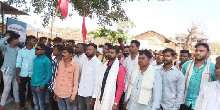 चिपलीपाडा येथे भिलिस्थान लायनसेनेचा मान्यवरांच्या उपस्थितीत फलक अनावरण