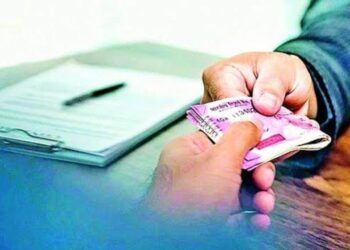 अक्कलकुवा येथे बांधकाम ठेकेदाराकडून ४ लाखाची लाच घेणाऱ्या बांधकाम विभागातील उपविभागीय अभियंता, सहाय्यक अभियंता व एका  इसमास लाचलुचपत प्रतिबंध विभागाने रंगेहाथ पकडले