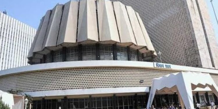 एक लाख मराठी शिकणारी मुले आली 33 हजारांवर, विधिमंडळाच्या दोन्ही सभागृहात मराठी भाषा विधेयक मंजूर