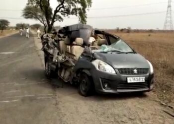 ट्रालाची चारचाकीला धडक, तीन जण ठार, दोन जखमी