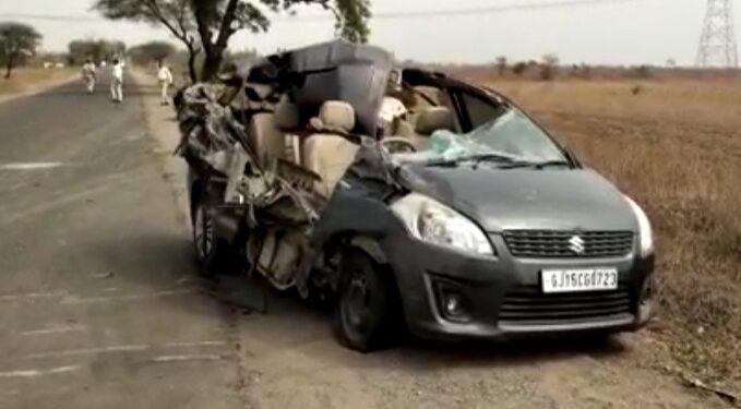 ट्रालाची चारचाकीला धडक, तीन जण ठार, दोन जखमी