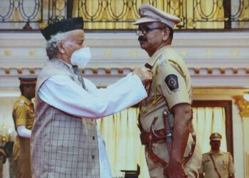 राज्यपाल भगतसिंह कोश्यारी यांच्या हस्ते पोलीस उपअधीक्षक संभाजी सावंत यांना गुणवत्तापूर्ण सेवा पदक प्रदान