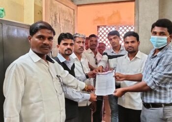 साकलीउमर ते वेली या रस्त्याचे खडीकरण काम  निकृष्ट दर्जाचे, ग्रामस्थांचा आंदोलनाचा इशारा