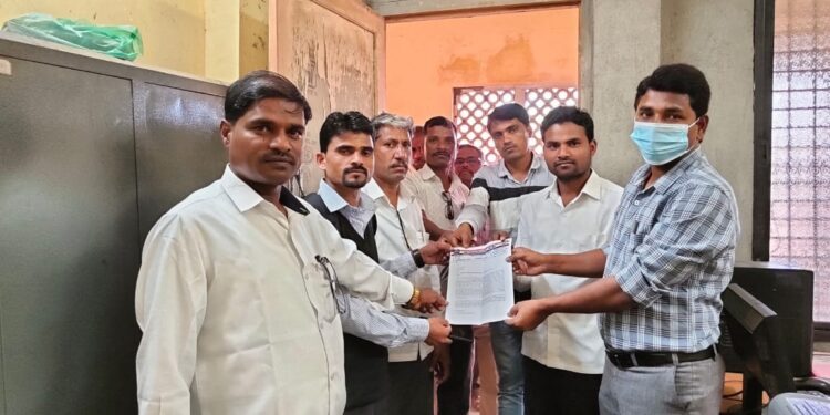 साकलीउमर ते वेली या रस्त्याचे खडीकरण काम  निकृष्ट दर्जाचे, ग्रामस्थांचा आंदोलनाचा इशारा