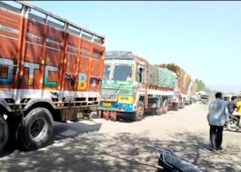 कोंडाईबारी घाटात ट्राला  नादुरुस्त झाल्याने 5 तास वाहतूक ठप्प