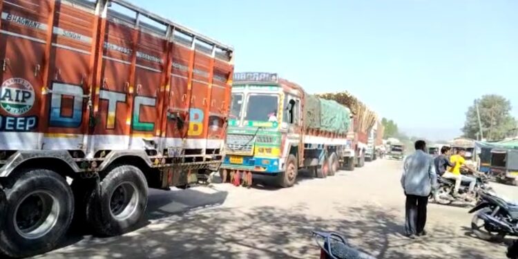 कोंडाईबारी घाटात ट्राला  नादुरुस्त झाल्याने 5 तास वाहतूक ठप्प