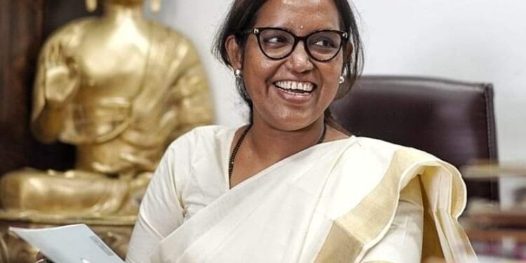 शाळांच्या तोडलेल्या वीज जोडण्या पुन्हा सुरू कराव्यात : प्रा.वर्षा गायकवाड