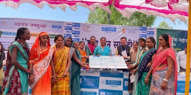 खा. डॉ. हिना गावित यांच्या हस्ते ३० महिला बचत गटानां 35 लाखांचे कर्ज मंजुरीचे पत्र वाटप, 660 जणांचा काढला विमा