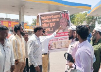 नवापूर येथे राष्ट्रवादी युवक कॉग्रेसतर्फे केक कापत एप्रिल फुल दिवस साजरा