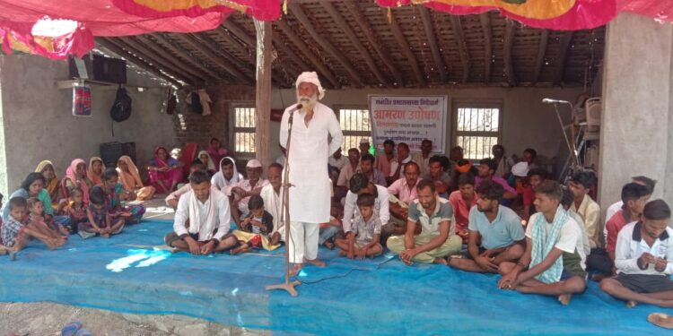 तिनसमाळ येथे मूलभूत समस्या सोडवाव्यात यासाठी गावकरी बसले आमरण उपोषणास