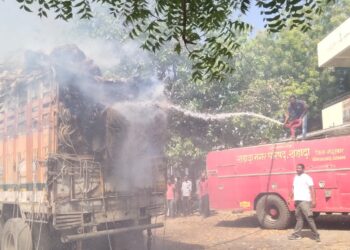 शहादा डोंगरगाव रस्त्यावर आग लागलेल्या ट्रकचा थरार, सहा लाखांचे नुकसान