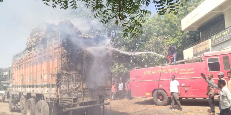 शहादा डोंगरगाव रस्त्यावर आग लागलेल्या ट्रकचा थरार, सहा लाखांचे नुकसान