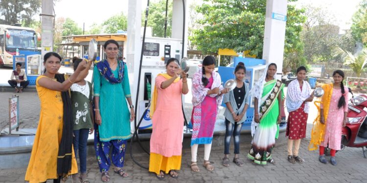 पेट्रोल डिझेलच्या वाढत्या किंमती विरोधात युवती सेनेचे थाळी नाद आंदोलन
