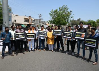 पेट्रोल डिझेलच्या वाढत्या किंमतीच्या विरोधात युवासेनेतर्फे गाजर दिखावो आंदोलन