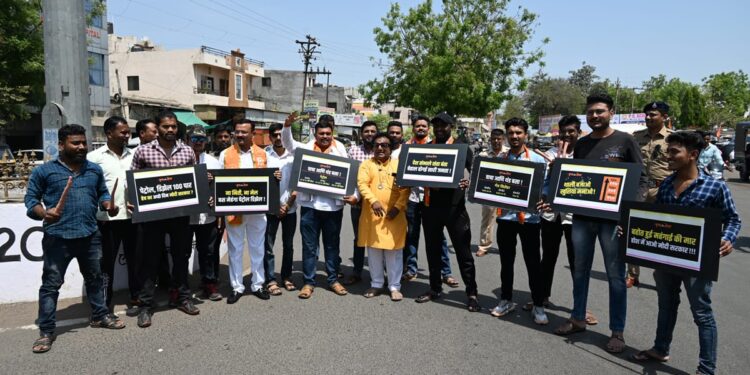 पेट्रोल डिझेलच्या वाढत्या किंमतीच्या विरोधात युवासेनेतर्फे गाजर दिखावो आंदोलन