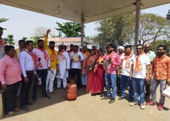 अक्कलकुवा येथे शिवसेना व युवासेनेतर्फे जीवनावश्यक वस्तूंच्या दरवाढ़ीच्या निषेधार्थ मिठाई वाटून उपहासात्मक आंदोलन