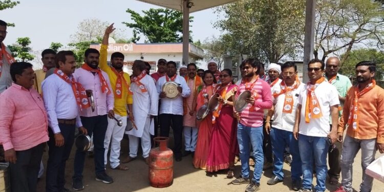 अक्कलकुवा येथे शिवसेना व युवासेनेतर्फे जीवनावश्यक वस्तूंच्या दरवाढ़ीच्या निषेधार्थ मिठाई वाटून उपहासात्मक आंदोलन