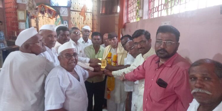 सुनील जोशी यांना आदर्श ग्राम पुरोहित पुरस्काराने सन्मानित