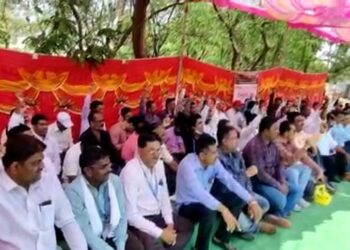 जिल्हाधिकारी कार्यालया समोर महसूल कर्मचार्‍यांचे बेमुदत उपोषण सुरू