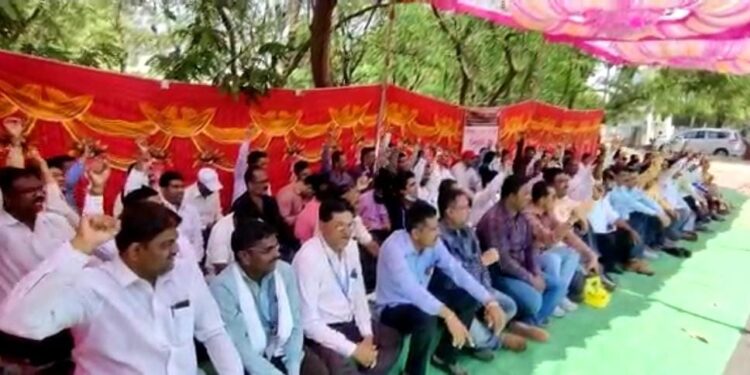 जिल्हाधिकारी कार्यालया समोर महसूल कर्मचार्‍यांचे बेमुदत उपोषण सुरू