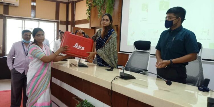 भूमि अभिलेख विभागास रोव्हरची पाच यंत्रे उपलब्ध