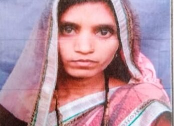 पतीने पत्नीच्या डोक्यात लोखंडी कुस्सा मारून केले ठार, पोलिसांनी ठोकल्या बेड्या