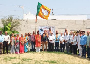 नंदूरबार येथे भाजपा स्थापना दिनानिमित्त ध्वजारोहण