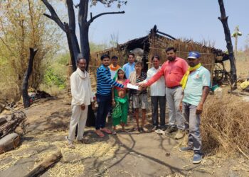 साबलापाणी पाडा येथील आगीत नुकसान झालेल्या पीडित दाम्पत्यास आमदार राजेश पाडवी यांचा मदतीचा हात