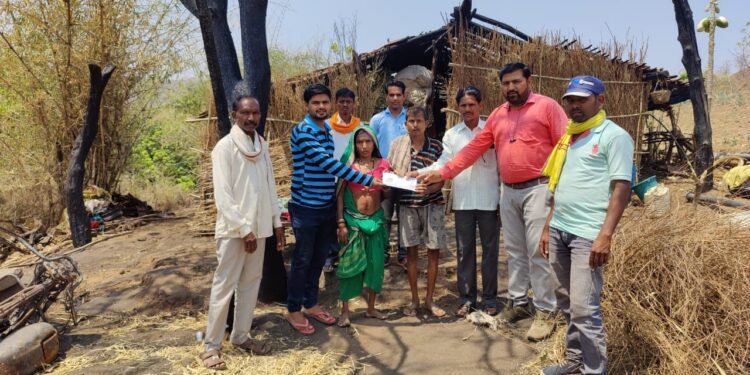 साबलापाणी पाडा येथील आगीत नुकसान झालेल्या पीडित दाम्पत्यास आमदार राजेश पाडवी यांचा मदतीचा हात