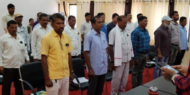 अक्कलकुवा पंचायत समितीची मासिक सभा सुरु होतेय वंदे मातरम गानने