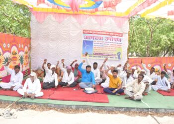 पवन ऊर्जा जमीन हक्क शेतकरी कामगार संघर्ष समितीतर्फे आमरण उपोषणाला सुरुवात