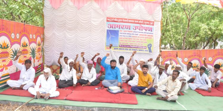 पवन ऊर्जा जमीन हक्क शेतकरी कामगार संघर्ष समितीतर्फे आमरण उपोषणाला सुरुवात