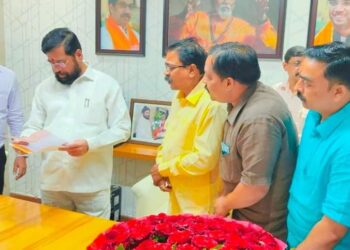 तळोदा शहराचा विविध कामांसाठी विकास निधी मिळावा, नगरविकास मंत्री एकनाथ शिंदे यांची भेट घेत शिवसेना नेत्यांनी केली मागणी