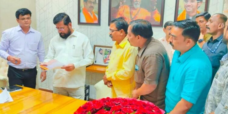 तळोदा शहराचा विविध कामांसाठी विकास निधी मिळावा, नगरविकास मंत्री एकनाथ शिंदे यांची भेट घेत शिवसेना नेत्यांनी केली मागणी